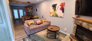 Een smart-tv, een open haard, Netflix en boeken