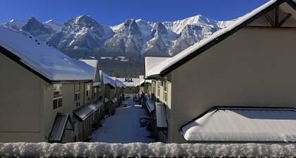2 Bedroom Chalet between Canmore & Banff (sleeps 7 (up to 6 Adults and 1 Child))