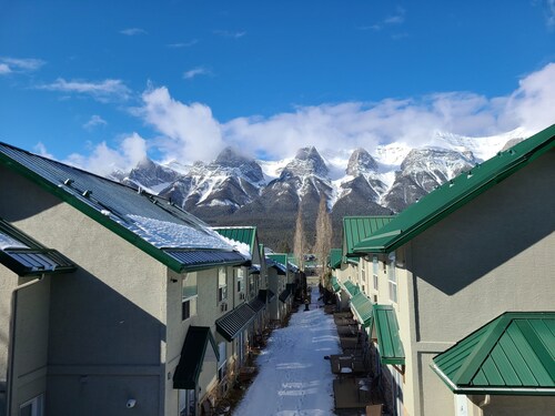 2 Bedroom Chalet between Canmore & Banff (sleeps 7 (up to 6 Adults and 1 Child))