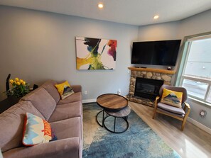 Smart TV, fireplace, Netflix, streaming services - 2 Bedroom Chalet between Canmore & Banff (sleeps 7 (up to 6 Adults and 1 Child)) (Harvie Heights)