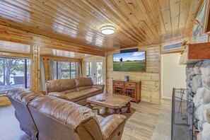 Älytelevisio, takka, DVD-soitin, kirjoja