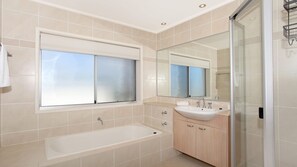 Badewanne, Haartrockner, Handtücher