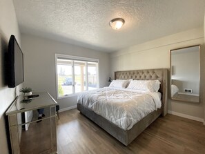 3 chambres, bureau, fer et planche à repasser, accès au Wi-Fi (inclus)