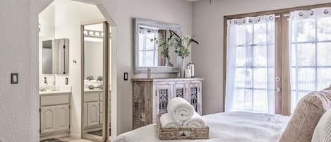 Luxury House | 4 bedrooms, down comforters, individually decorated