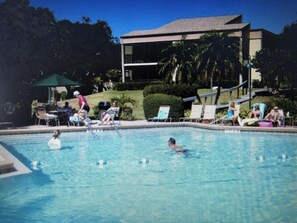 Alberca al aire libre y alberca climatizada