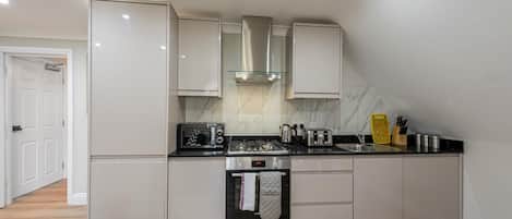 Kühlschrank, Mikrowelle, Ofen, Herdplatte