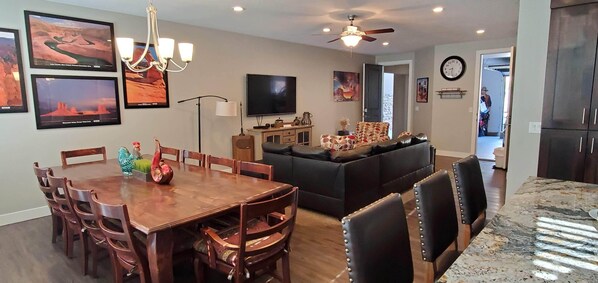 Smart TV, video games, DVD player, table football - Luxury Moab DTown 4Bd,3Bth,Sleeps15, Pool,Spa,Garage,Bikes,6Tvs,Low Fees,Parking (Moab)