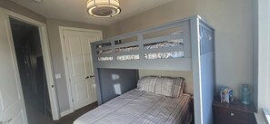 4 habitaciones, escritorio, tabla de planchar con plancha y wifi gratis 