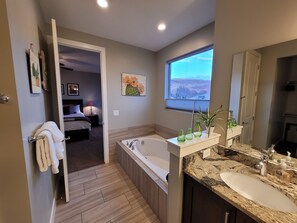 Combined shower/bathtub, hair dryer, towels, soap - Luxury Moab DTown 4Bd,3Bth,Sleeps15, Pool,Spa,Garage,Bikes,6Tvs,Low Fees,Parking (Moab)