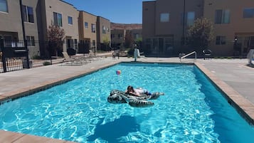 Een buitenzwembad, een verwarmd zwembad