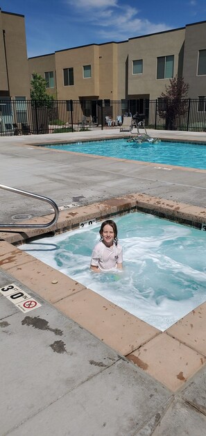 Alberca al aire libre y alberca climatizada