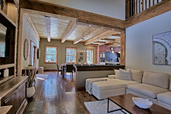 Smart TV, caminetto, videogiochi, tavolo da calcetto