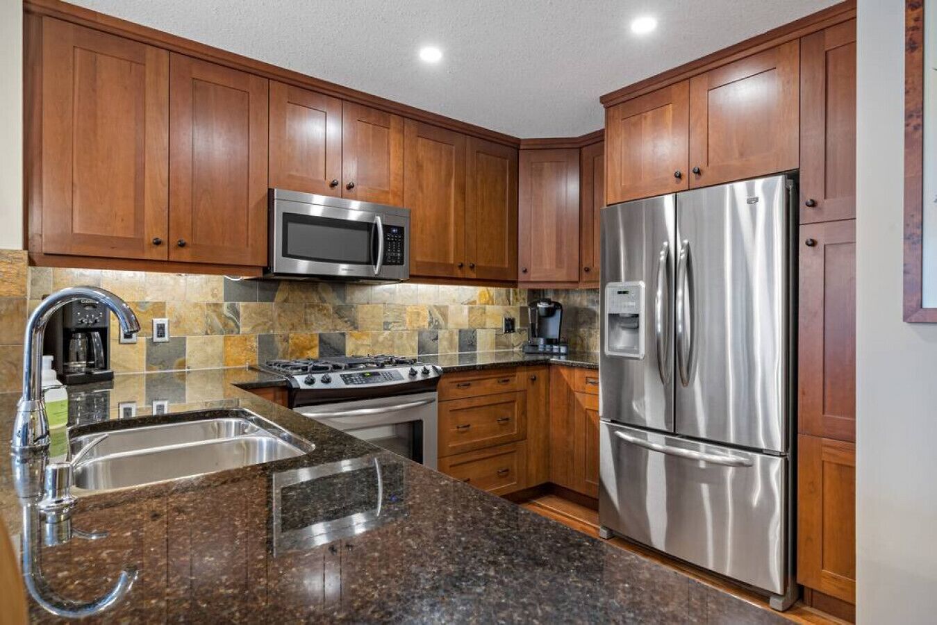 Refrigerador, microondas, horno y parrilla de estufa 