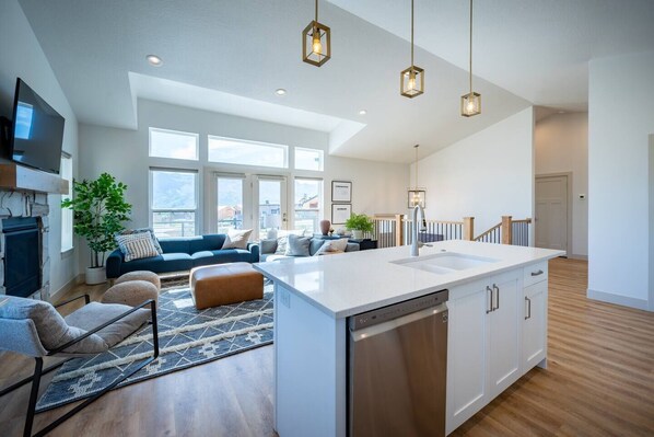 Interior - Private Powder Mtn B2 | Desk| Hot Tub| Ski Retreat (Eden)