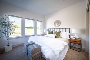 4 bedrooms, desk, iron/ironing board, travel crib - Private Powder Mtn B2 | Desk| Hot Tub| Ski Retreat (Eden)