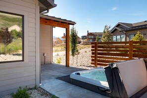 Outdoor spa tub - Private Powder Mtn B2 | Desk| Hot Tub| Ski Retreat (Eden)