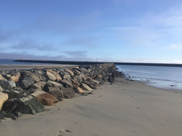 Beach nearby, sun-loungers, beach towels