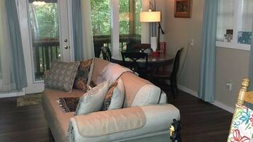 Smart-TV, Kamin, DVD-Player, Bücher