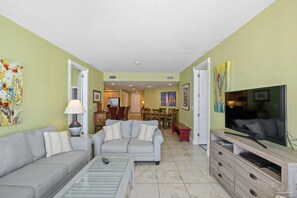 テレビ、DVD プレーヤー