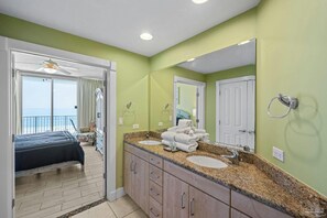 3 室のベッドルーム、アイロン / アイロン台、WiFi (無料)、ベッドシーツ