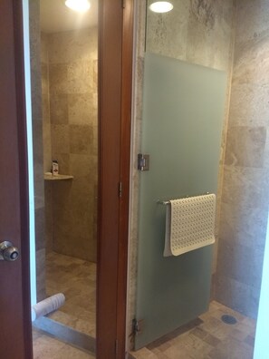 Hiustenkuivaaja, pyyhkeet, saippua, vessapaperi