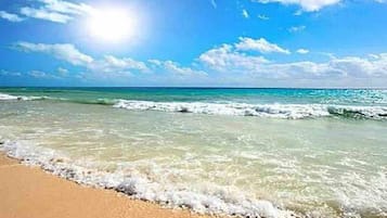 在海滩、沙滩椅、沙滩毛巾