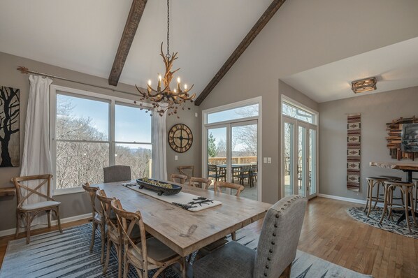Dining - Mountain Vista Alchemy | Private Asheville Mountain hHome w/ Hot Tub (Asheville)