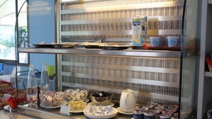 Ein reichhaltiges Frühstücksbuffet mit verschiedenen Speisen und Getränken.