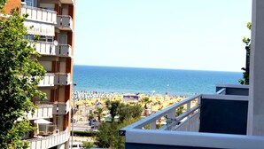 Ein Hochhaus mit Balkonen mit Blick auf einen Strand.