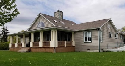 Mountaintop Retreat Center Villa with Wifi, Basketball Court & Beautiful Trails