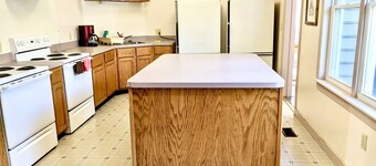 Mountaintop Retreat Center Villa with Wifi, Basketball Court & Beautiful Trails