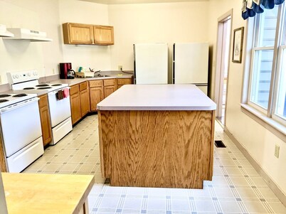 Mountaintop Retreat Center Villa with Wifi, Basketball Court & Beautiful Trails