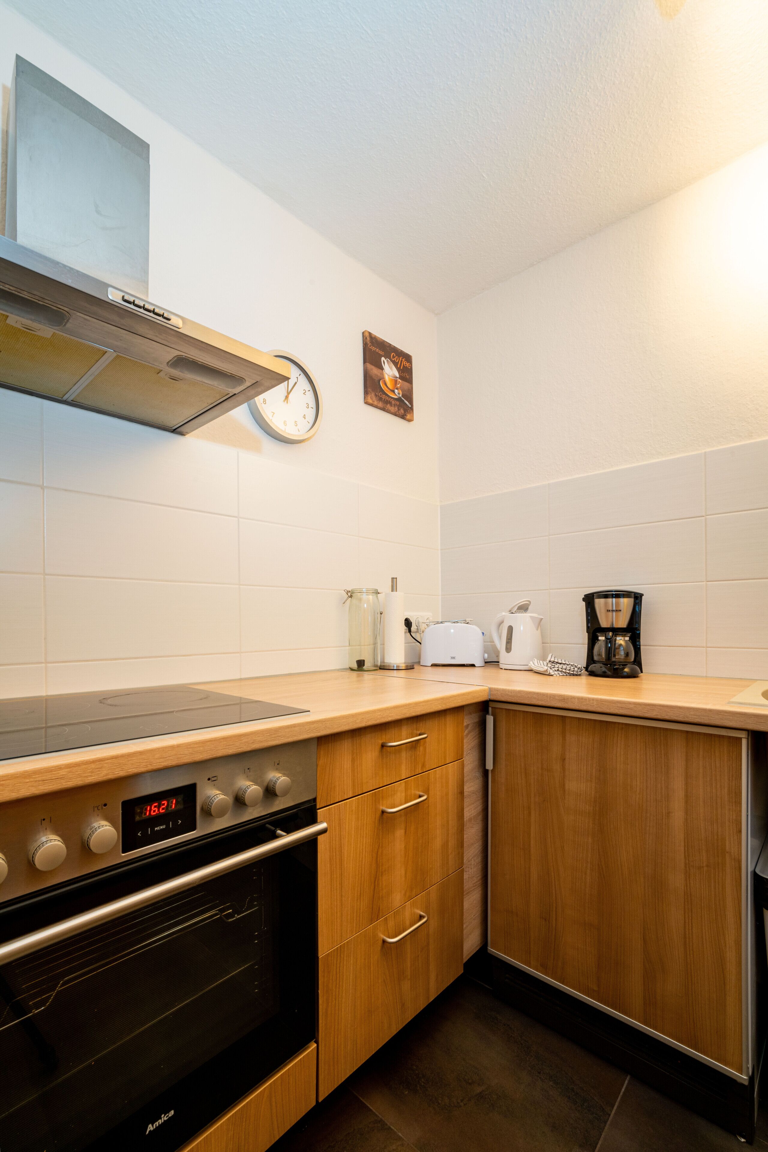 Frigorifero, forno, piano cottura, macchina per tè/caffè