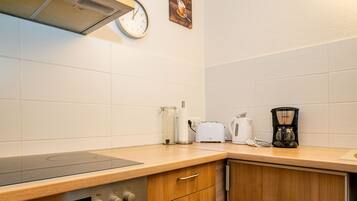 Frigorifero, forno, piano cottura, macchina per tè/caffè