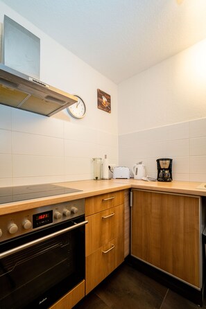 Geladeira, fogão, cooktop, cafeteira/chaleira