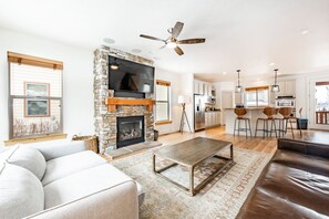 Smart TV, fireplace, DVD player, books - Bear Hollow 5601 | Standalone Home | Near Outlets Hot Tub | Pool (Park City)