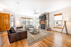 Een smart-tv, een open haard, een dvd-speler en boeken