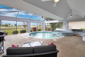 Un área de piscina moderna al aire libre con techo de vidrio, un jacuzzi y una zona de estar.
