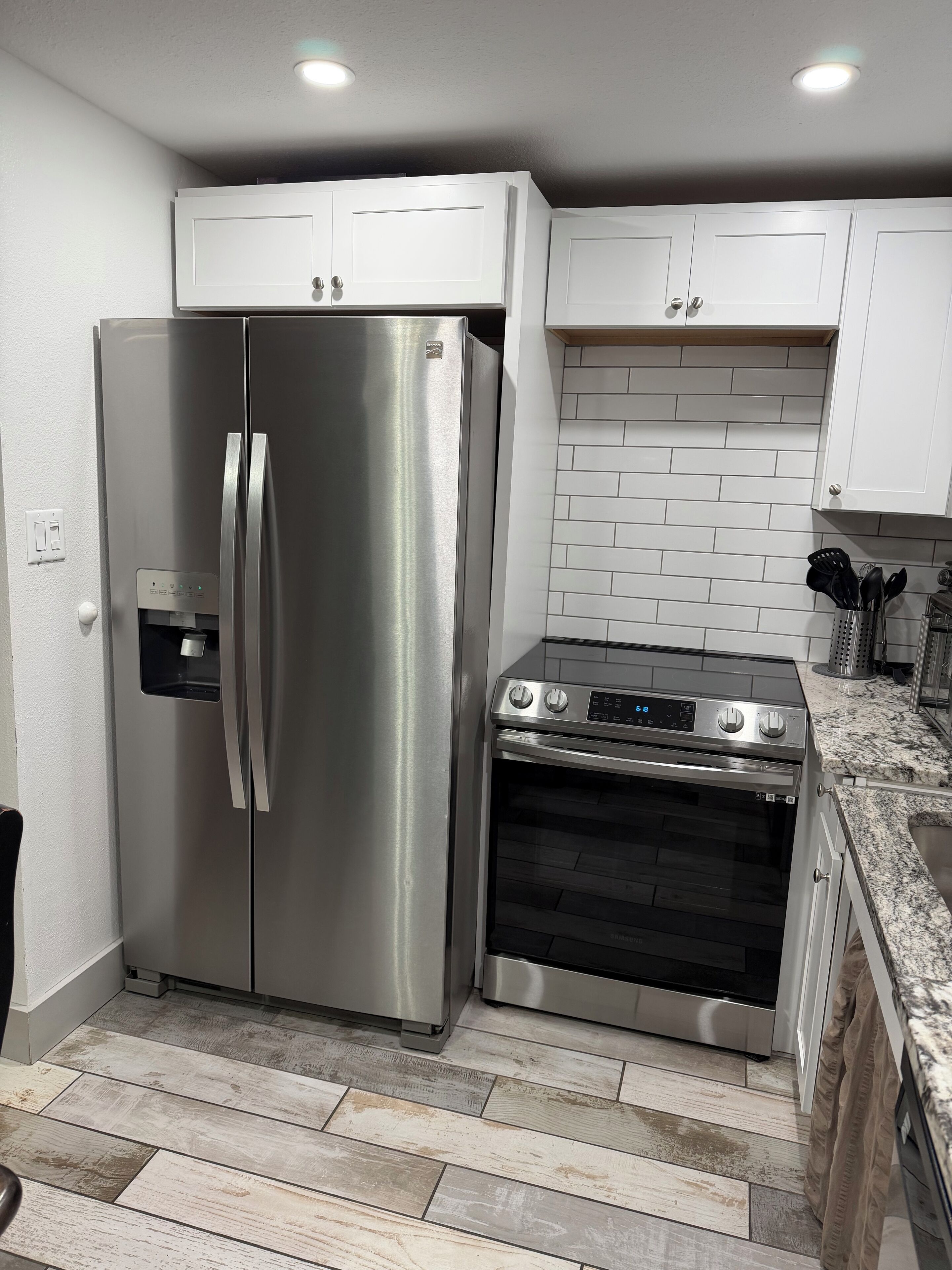 Réfrigérateur, micro-ondes, four, plaque de cuisson