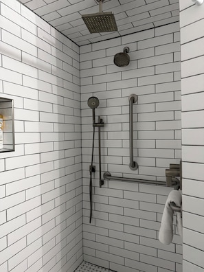 Douche, sèche-cheveux, serviettes fournies, savon