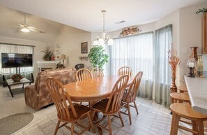 Dining - Location, Location, Location! Great for Family & Friend Gatherings (Pigeon Forge)