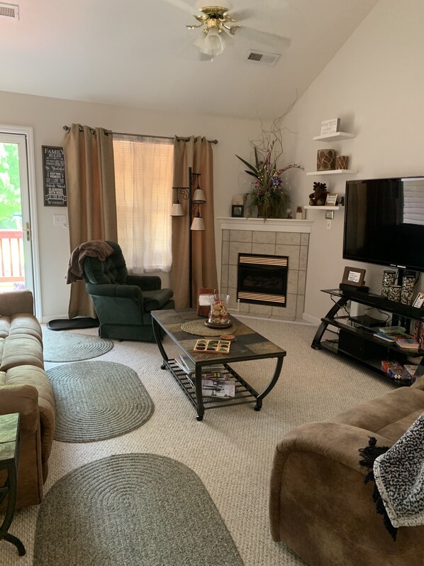 Smart TV, chimenea, videojuegos y reproductor de DVD 