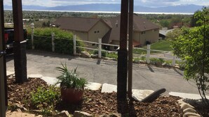 Zona residencial con una casa, un camino de entrada y una vista despejada de montañas lejanas.