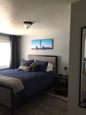 2 bedrooms, iron/ironing board, travel crib, free WiFi - awesome valley views, with all your home needs plus the “little extras” (Orem)