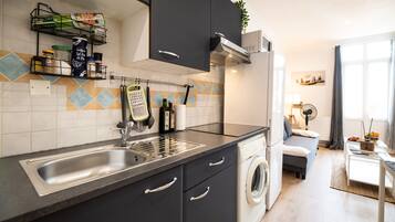 Réfrigérateur, micro-ondes, four, plaque de cuisson