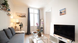 A modern living room with a sofa, TV, and a coffee table. - Lovely & Independant - Queen size bed, netflix, wifi (Lourdes)