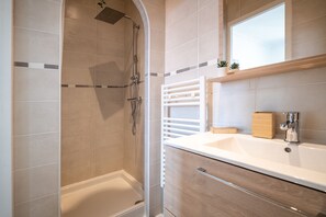 Haartrockner, Handtücher, Seife, Shampoo