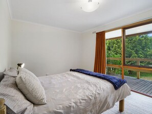 3 bedrooms, bed sheets