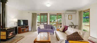 Charming cedar cottage for families-One and a half acres at the base for Buller