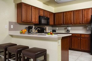 Kylskåp, mikrovågsugn, ugn och spishäll